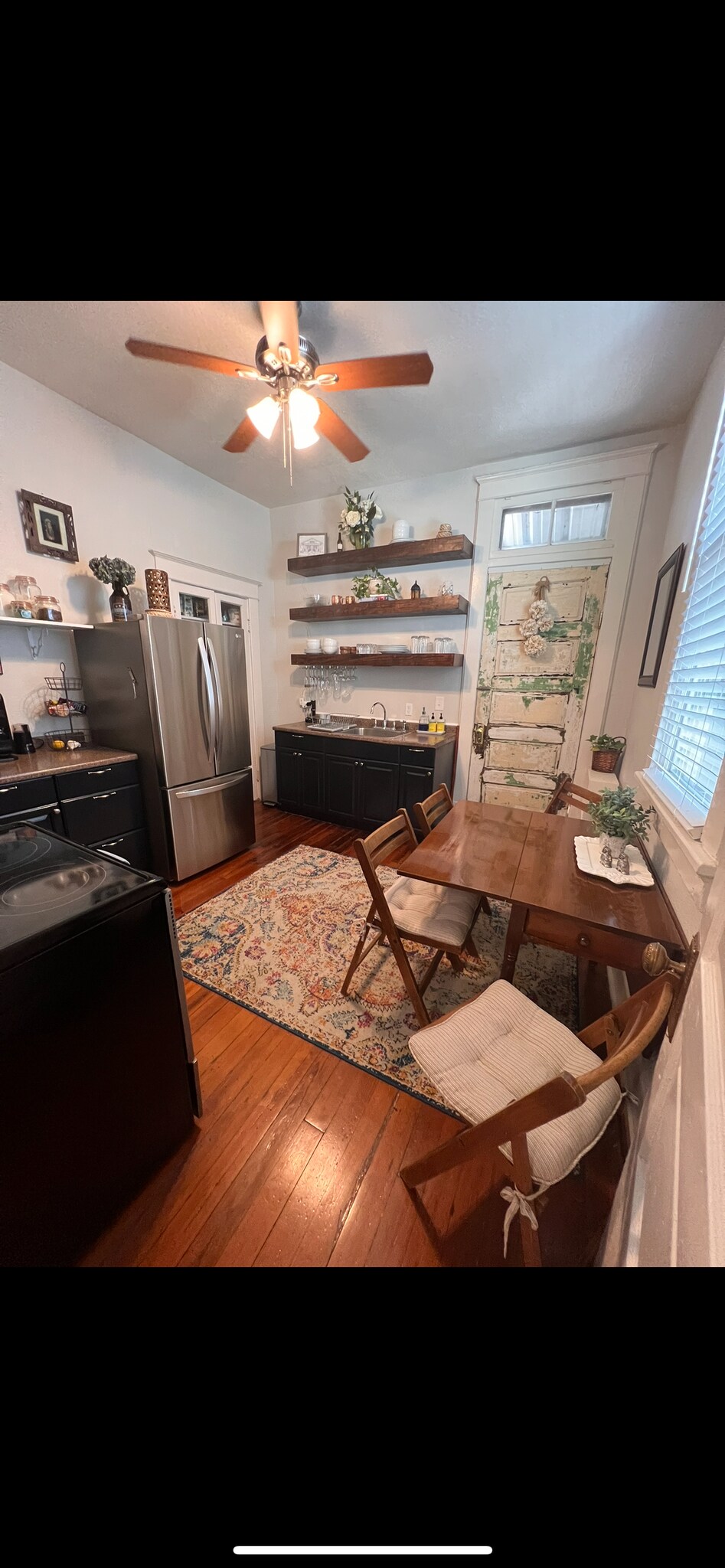 Building Photo - 426 S Hennessey St