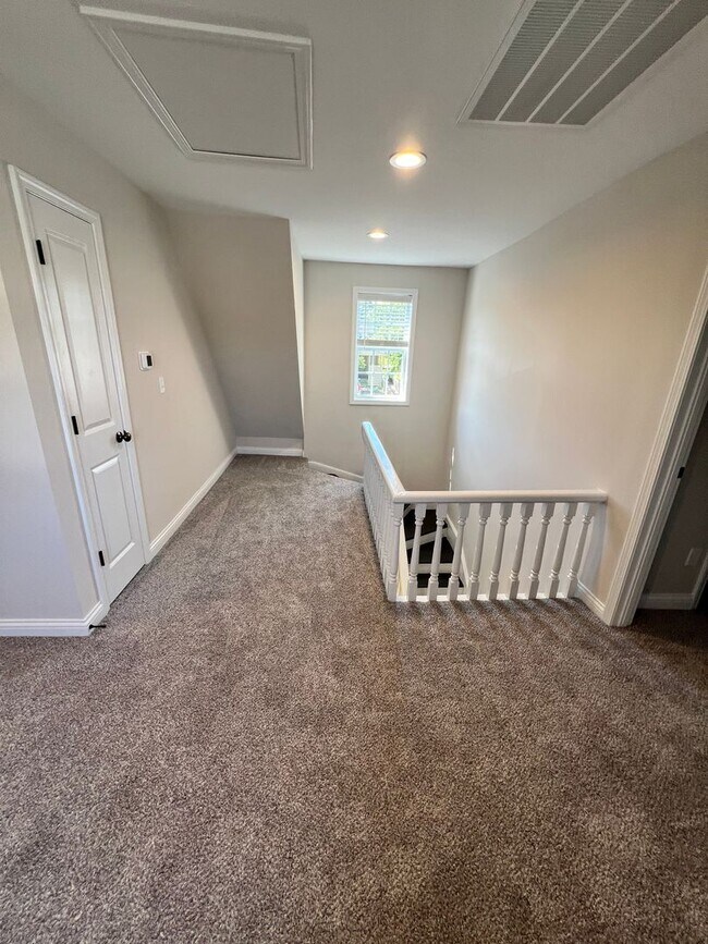 Building Photo - Spectacular newly remodeled home, next to the Square, Franklin, Ky