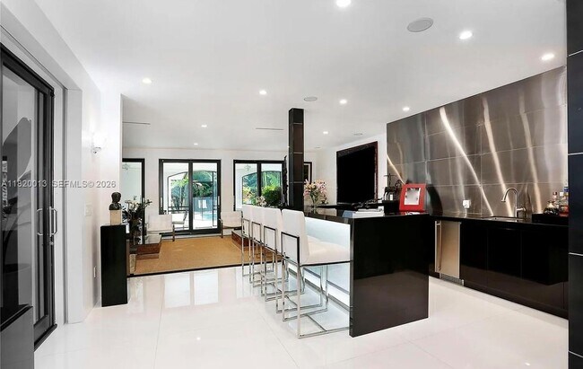 Building Photo - 6611 Leonardo St