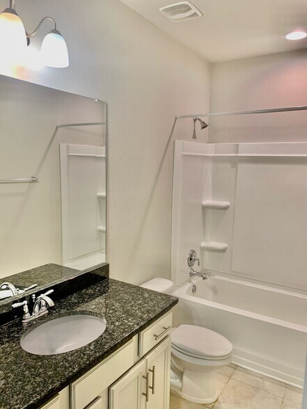 Building Photo - 9040 Lakeview Dr