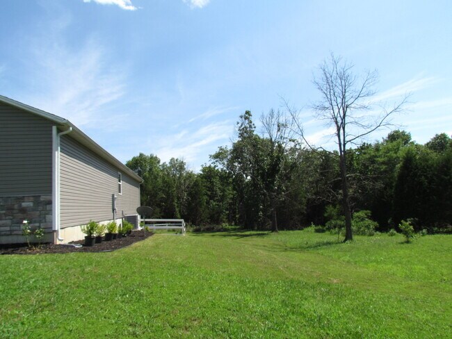 Building Photo - Available August 7th!! Laquey Schools!