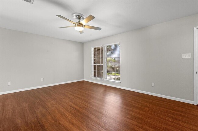 Building Photo - 1015 E Yager Ln