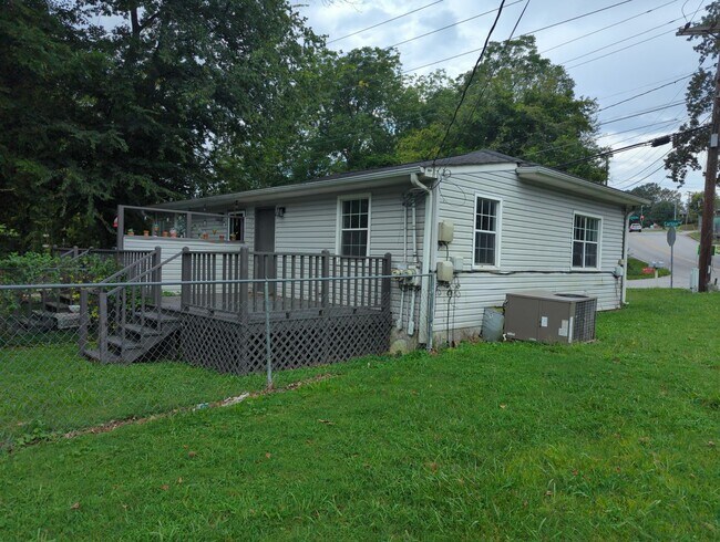 Building Photo - 900 Carline Rd