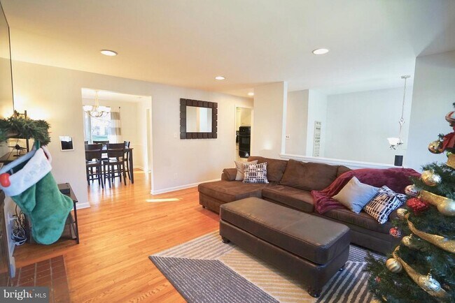 Building Photo - 4218 University Dr