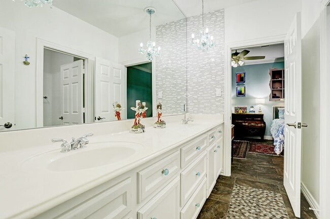 Building Photo - 2629 University Blvd