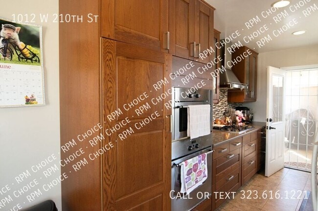 Building Photo - 1012 W 210th St