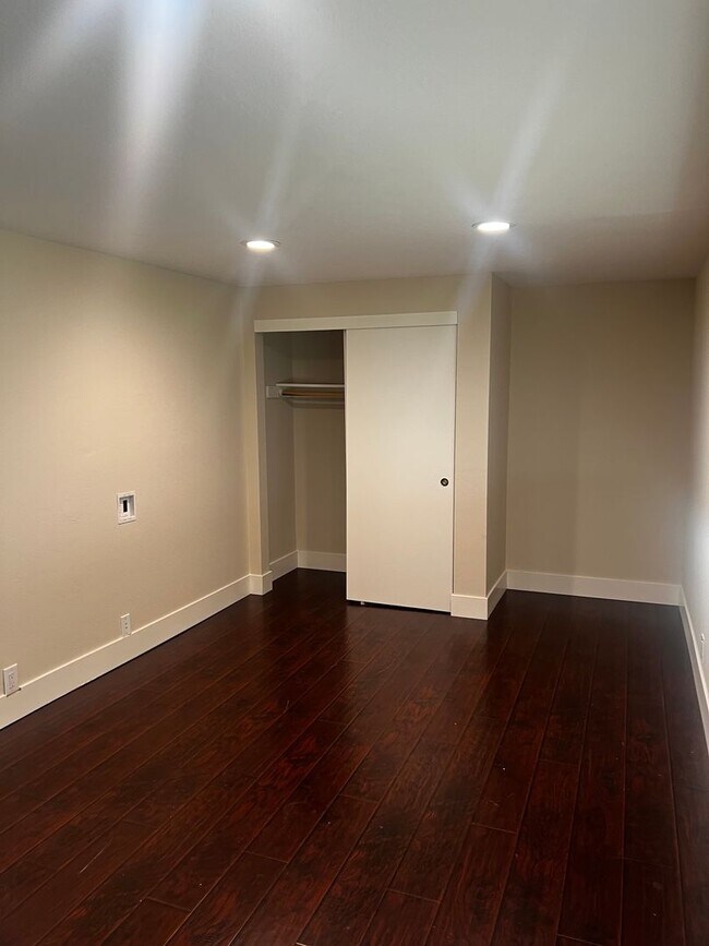 Building Photo - Remodeled Single Story 3 Bedroom/2 Bathroo...