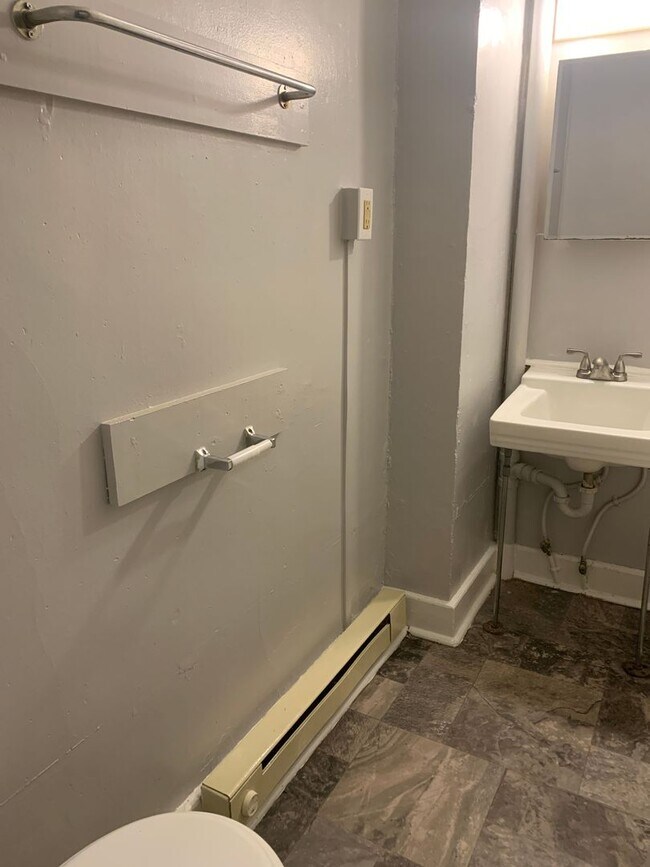 Building Photo - Available Now! Cozy 1-2 bedroom house with...
