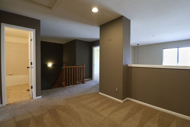 Building Photo - Beautiful Updated Town Home in Fort Collins