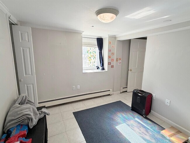 Building Photo - 519 Main St