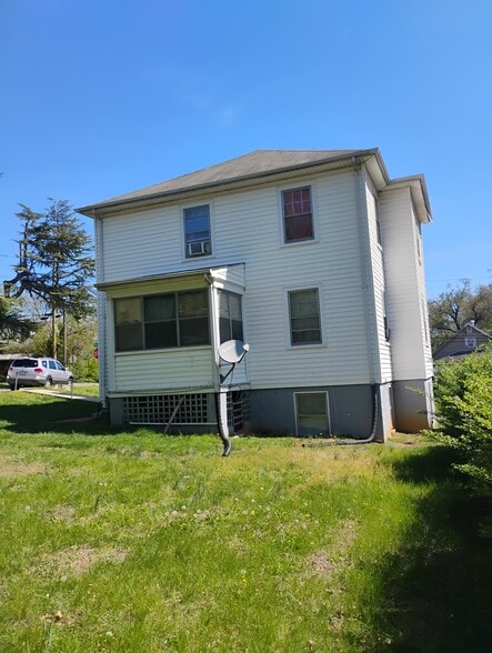 Building Photo - 701 Orchard St