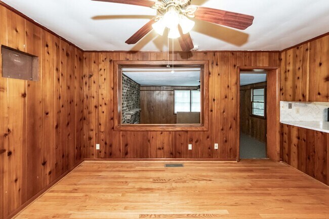 Building Photo - 453 Wade Hampton Dr