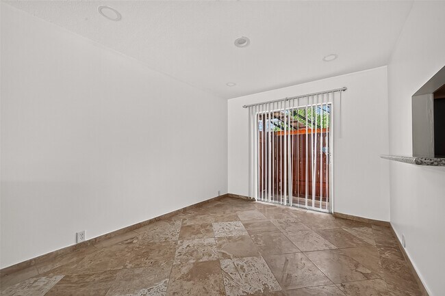 Building Photo - 3303 W Greenridge Dr