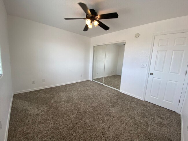 Building Photo - Great 3 Bedroom Home in Golden Valley on Pavement!