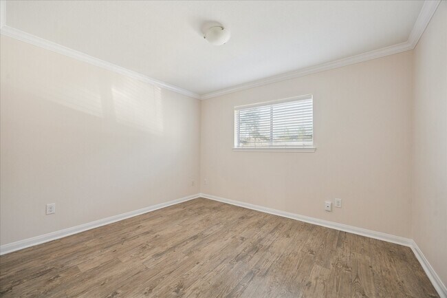 Building Photo - 427 W 16th St