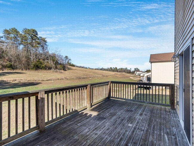 Building Photo - SPECIAL! 3 Bedroom Townhouse with Garage