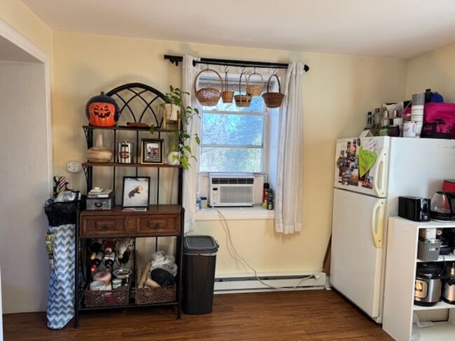 Building Photo - 215 N Lewis St