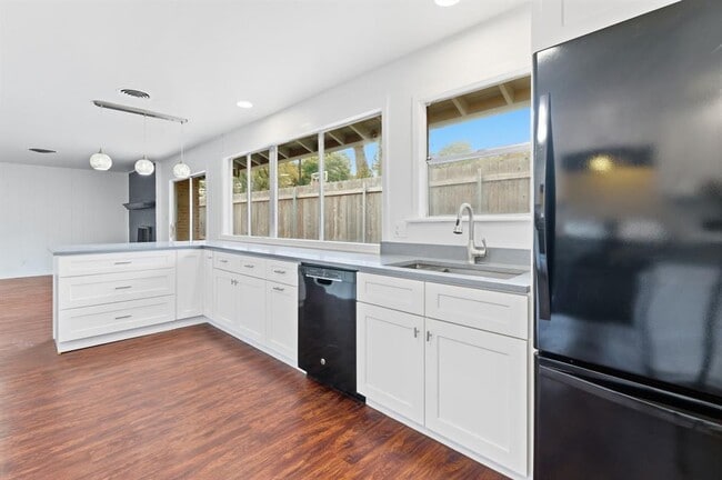 Building Photo - 6108 Cherrylawn Cir