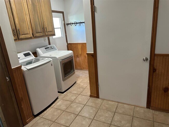 Building Photo - 331 Live Oak Dr