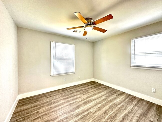 Building Photo - 3 Bed 1 Bath Home Located in Pepperhill in...