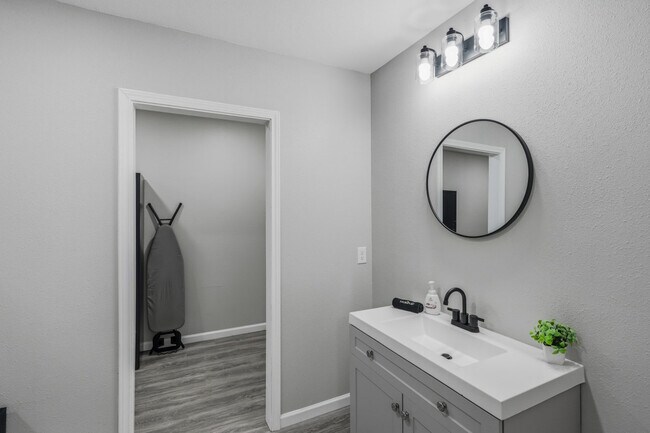 Building Photo - 2306 E Houston St