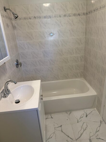 Building Photo - 12 Forest Row