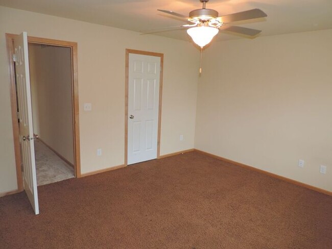 Building Photo - $1,800 | 3 Bedroom, 3 Bathroom Town Home |...