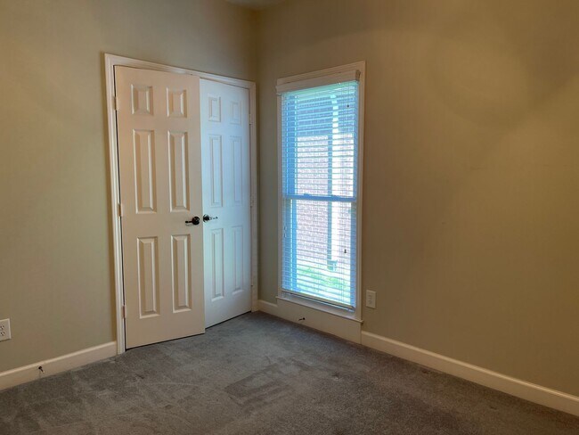 Building Photo - 215 Stoners Glen Ct