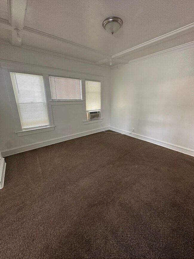 Building Photo - This is a 2 bedroom 1 bath single family h...