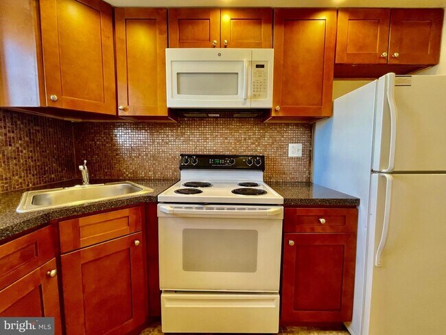 Primary Photo - 141 E 4th Ave