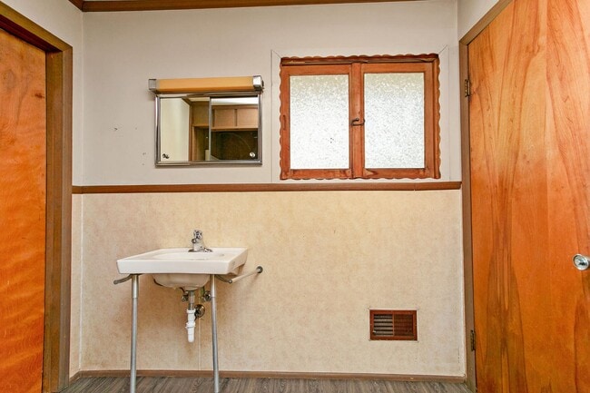 Building Photo - 554 Cox Ln