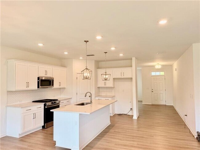 Building Photo - 215 Foxhill Dr