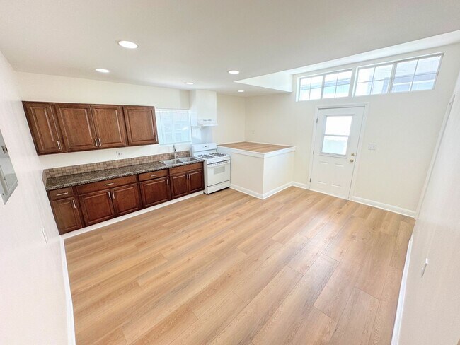 Building Photo - *UP TO 2 MONTHS FREE RENT* 5bd/1.5ba, Inqu...