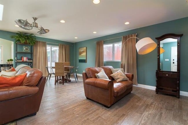 Building Photo - Lovely & Spacious Clairemont Home!  3BD/2BA w/ Pool & Hot Tub! Only - $5,495/mo