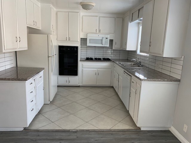 Building Photo - 11661 Montana Ave