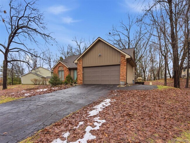 Building Photo - 4495 Maybee Rd