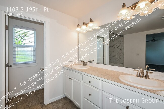 Building Photo - 1108 S 195th Pl