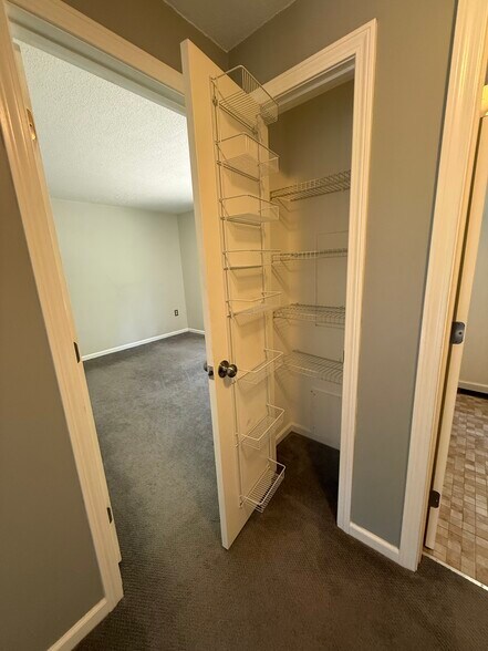 Linen closet - 60 Minechoag Hts