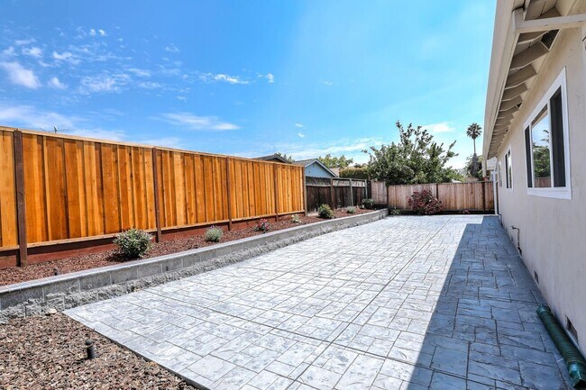 Building Photo - 1060 Belford Dr
