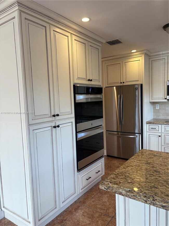 Building Photo - 819 E 26th St