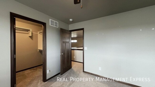 Building Photo - Modern 3 Bed, 2.5 Bath with Loft | Located...