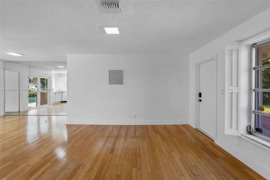 Building Photo - 2020 NW 33rd Ct