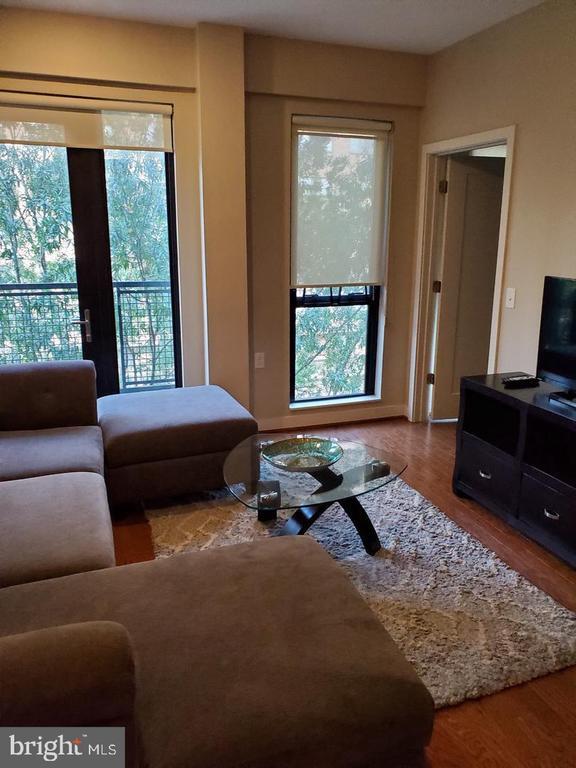 Building Photo - 1320 Fenwick Ln