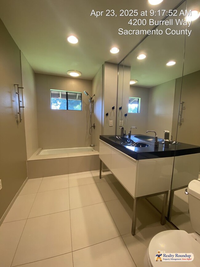 Building Photo - Sprawling Ranch with Open Floorplan & Exce...