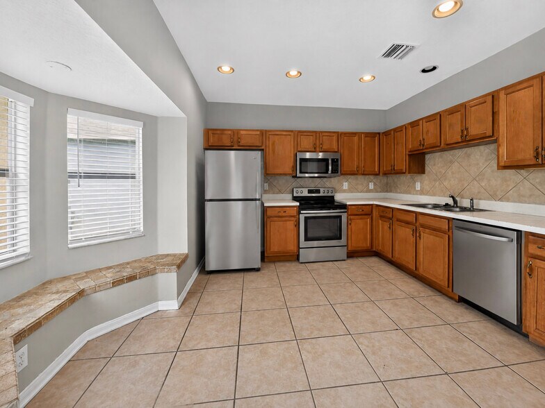 Building Photo - 6641 Cambridge Park Dr