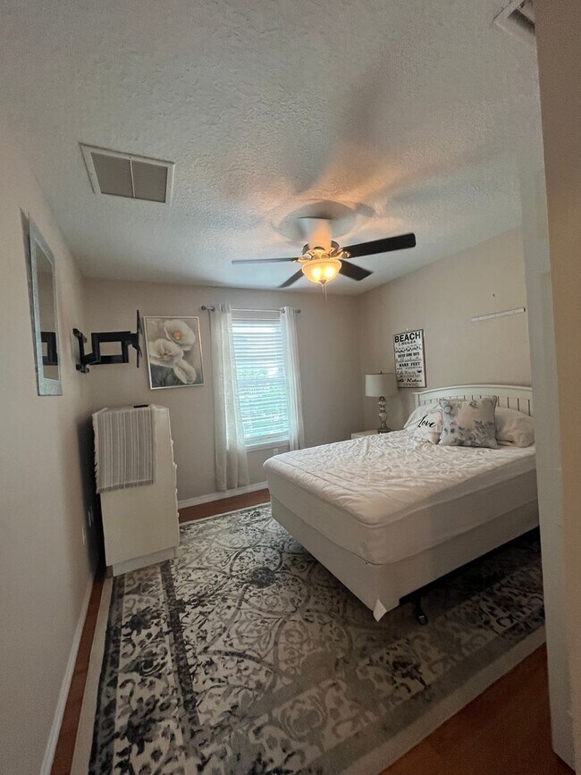 Building Photo - Flagler Beach 2BR/1.5BA Fully Furnished Upstairs Apartment – Across from the Ocean