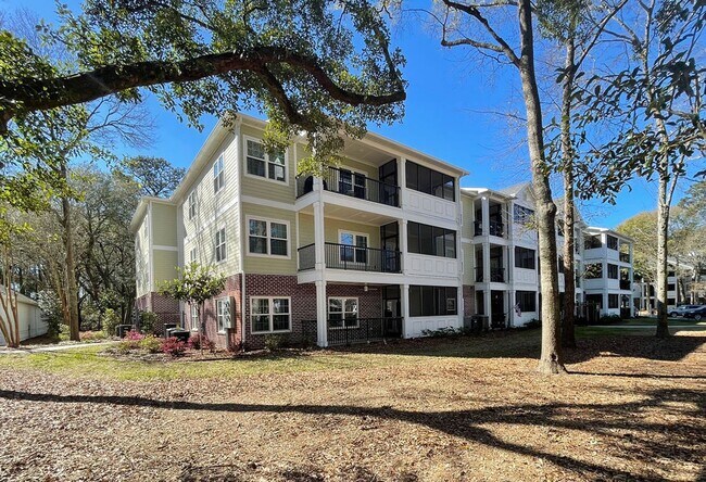 Building Photo - Available May 11th. GROUND FLOOR 3BR/2 BA Condo in Riverland Woods!
