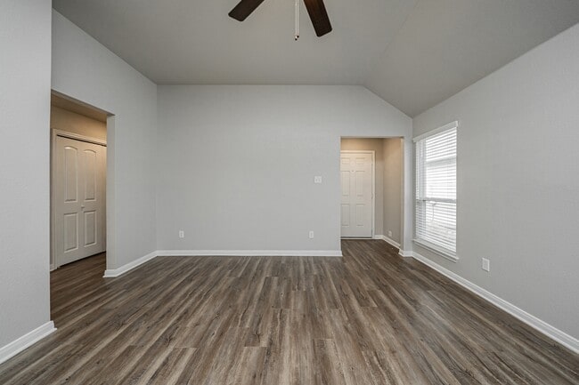 Building Photo - 623 Hollyhock Dr