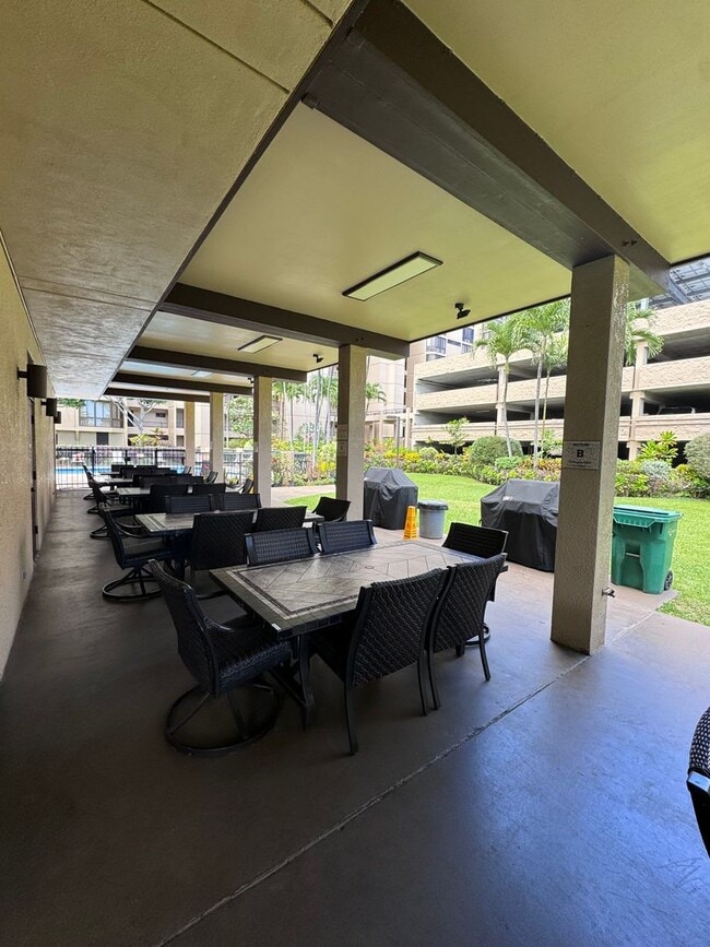 Building Photo - 2 Bed, 2 Bath with reserved, covered parking. Washer/Dryer in unit -Country Club Plaza in Salt Lake