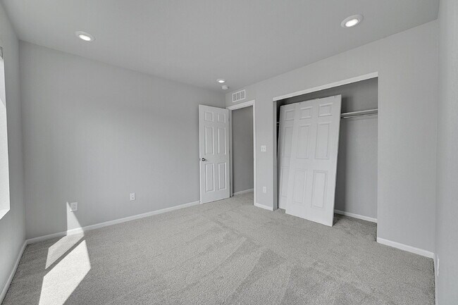 Building Photo - $3,045.00, 3 bed, 3.1 bath, located in Bro...